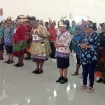 Vikjen KAME, Pastor Henndrikus Kariwop sedang memberikan berkat sekaligus penguatan kepada pengurus Ikatan Perempuan Wambon – Surya Papua/Agapitus Batbual