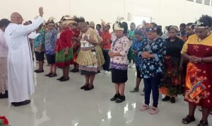 Vikjen KAME, Pastor Henndrikus Kariwop sedang memberikan berkat sekaligus penguatan kepada pengurus Ikatan Perempuan Wambon – Surya Papua/Agapitus Batbual