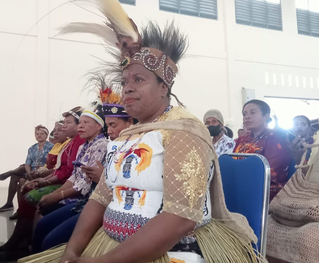 Anida Ambiyin Wombon, Ketua Ikatan Perempuan Wambon kabupaten Merauke – Surya Papua/Agapitus Batbual