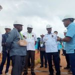 Gubernur Papua Selatan, Apolo Safanpo didampingi Bupati Merauke, Yoseph Bladib Gebze, Ketua MRPS, Damianus Katayu serta petinggi TSE Group sedang meninjau lokasi pabrik – Surya Papua/Agapitus Batbual