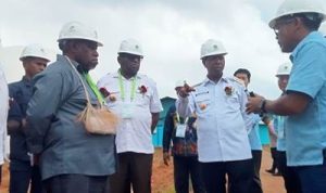 Gubernur Papua Selatan, Apolo Safanpo didampingi Bupati Merauke, Yoseph Bladib Gebze, Ketua MRPS, Damianus Katayu serta petinggi TSE Group sedang meninjau lokasi pabrik – Surya Papua/Agapitus Batbual