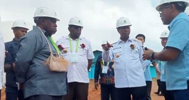 Gubernur Papua Selatan, Apolo Safanpo didampingi Bupati Merauke, Yoseph Bladib Gebze, Ketua MRPS, Damianus Katayu serta petinggi TSE Group sedang meninjau lokasi pabrik – Surya Papua/Agapitus Batbual