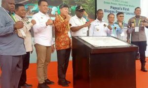 Penandatangan prasasti oleh GUbernur Papua Selatan, Apolo Safanpo, Bupati Merauke, Yoseph Bladib Gebze serta Presiden Komisaris TSE Group Mr. Robert Seung – Surya Papua/Agapitus Batbual