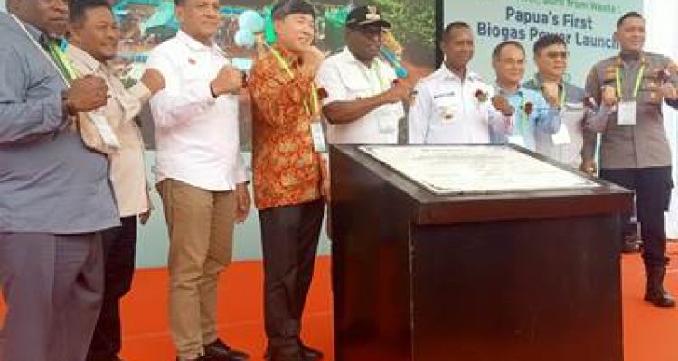 Penandatangan prasasti oleh GUbernur Papua Selatan, Apolo Safanpo, Bupati Merauke, Yoseph Bladib Gebze serta Presiden Komisaris TSE Group Mr. Robert Seung – Surya Papua/Agapitus Batbual