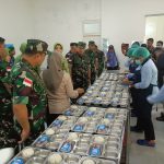 Pangdam XVII/Cenderawasih, Mayjen TNI Rudi Puruwito melakukan peninjauan dapur MBG di dalam area Kodim 1707 Merauke – Surya Papua/Frans Kobun