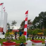 Kegiatan pengecatan Tugu Pepera sekaligis pemasangan keliling Bendera Merah Putih – Surya Papua/IST
