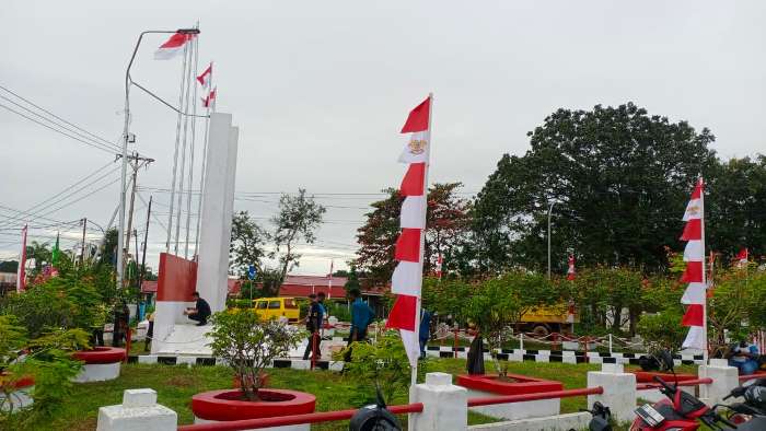 Kegiatan pengecatan Tugu Pepera sekaligis pemasangan keliling Bendera Merah Putih – Surya Papua/IST