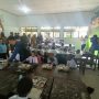 Anak-anak di SD Gudang Arang Merauke sedang menikmati makan bergizi gratis (MBG) – Surya Papua/Frans Kobun