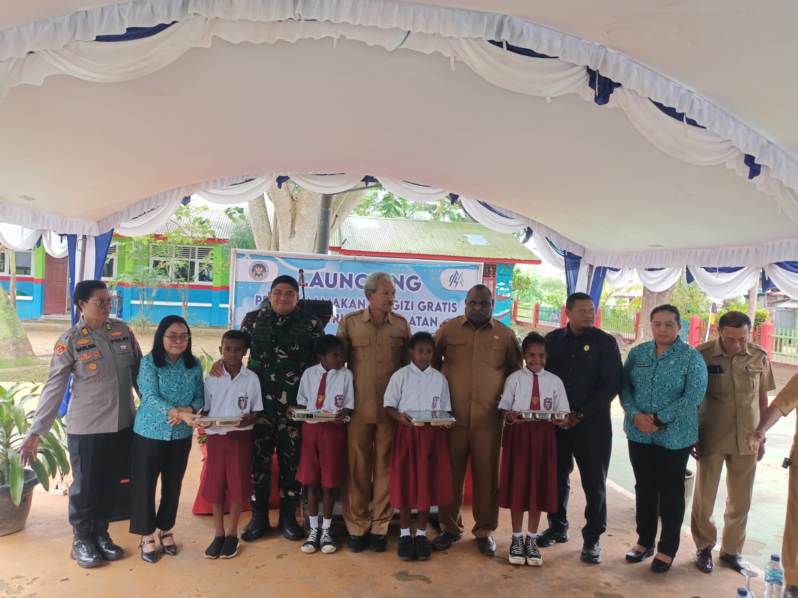 Foto bersama usai lounching MBG di SD Gudang Arang Merauke tadi pagi – Surya Papua/Frans Kobun