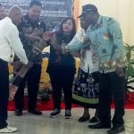 Pembukaan Musda I Ikatan Perempuan Wambon yang ditandai pemukulan kandara – Surya Papua/Agapitus Batbual