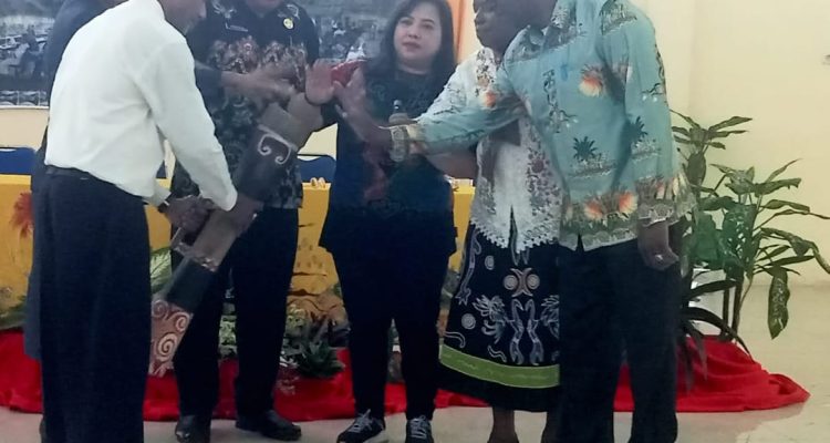 Pembukaan Musda I Ikatan Perempuan Wambon yang ditandai pemukulan kandara – Surya Papua/Agapitus Batbual
