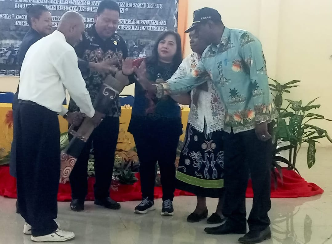 Pembukaan Musda I Ikatan Perempuan Wambon yang ditandai pemukulan kandara – Surya Papua/Agapitus Batbual