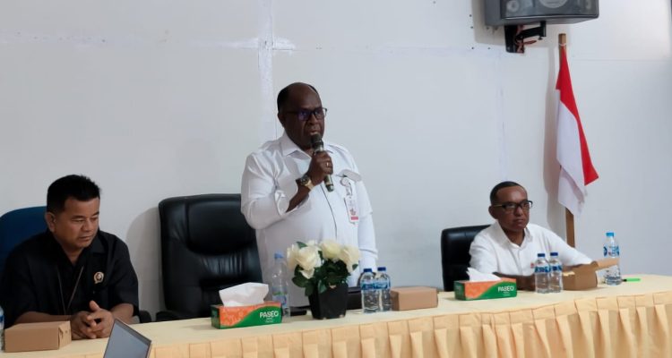 Kepala Badan Pengarah Percepatan Pembangunan Otonomi Khusus Papua (BP3OKP), Yoseph Yolmen sedang bicara – Surya Papua/IST