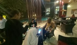 Sejumlah wartawan sedang mengikuti kegiatan jumpa pers Kepala BP3OKP, Yoseph Yolmen – Surya Papua/Frans Kobun