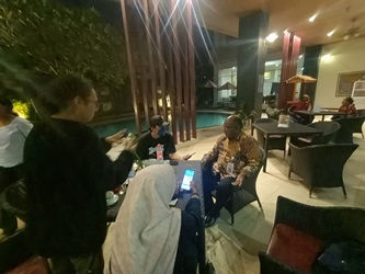 Sejumlah wartawan sedang mengikuti kegiatan jumpa pers Kepala BP3OKP, Yoseph Yolmen – Surya Papua/Frans Kobun