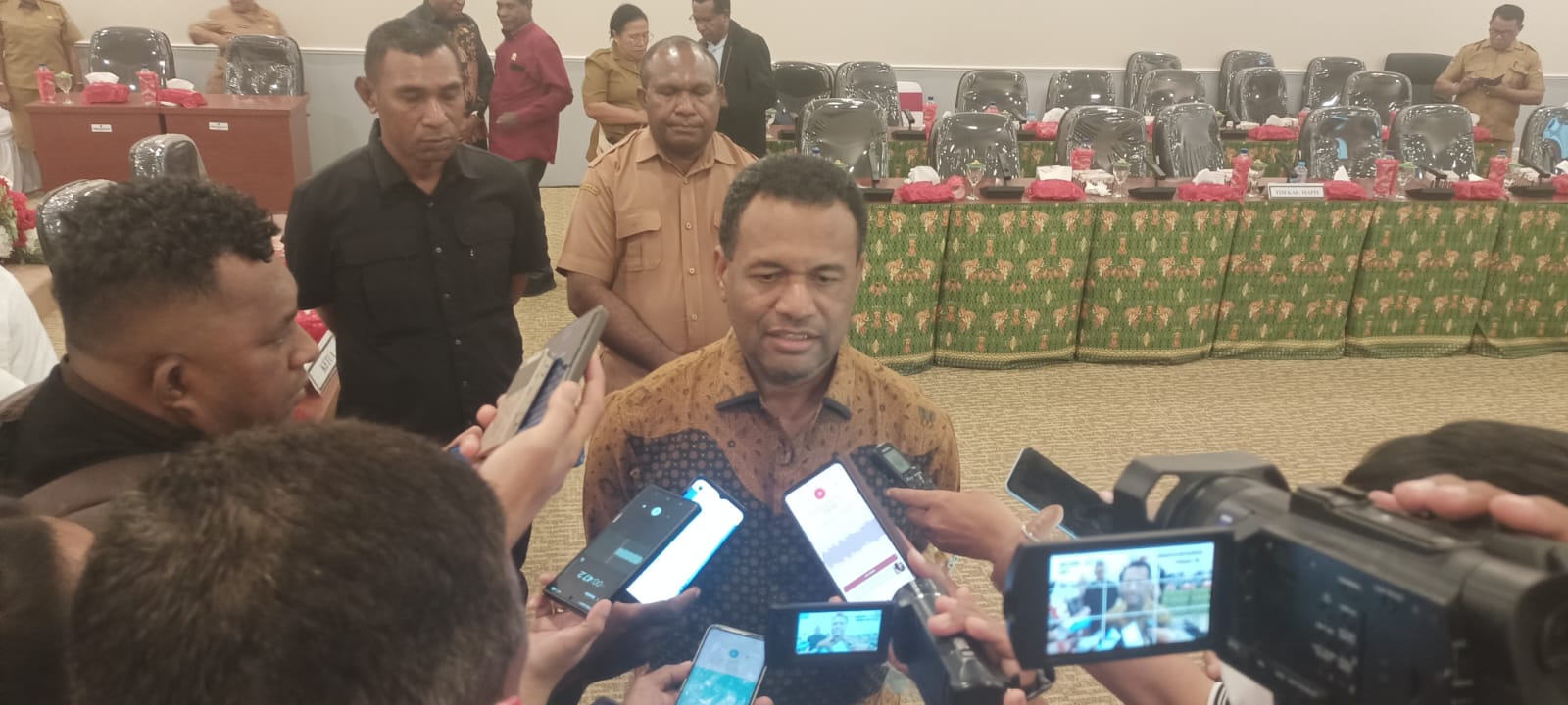 Bupati Mappi, Kristosimus Yohanes Agawemu berikan keterangan pers kepada sejumlah wartawan – Surya Papua/Frans Kobun