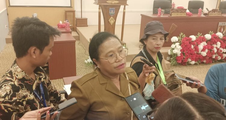 Pelaksana Tugas Kepala Dinas Pendidikan Kabupaten Mappi, Maria Goreti Letsoin – Surya Papua/Frans Kobun