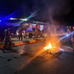 Onggokan sampah yang dibakar di tengah jalan tepatnya di Pasar Baru, Kelurahan Kamundu, Kabupaten Merauke – Surya Papua/IST