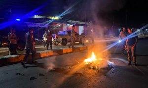 Onggokan sampah yang dibakar di tengah jalan tepatnya di Pasar Baru, Kelurahan Kamundu, Kabupaten Merauke – Surya Papua/IST