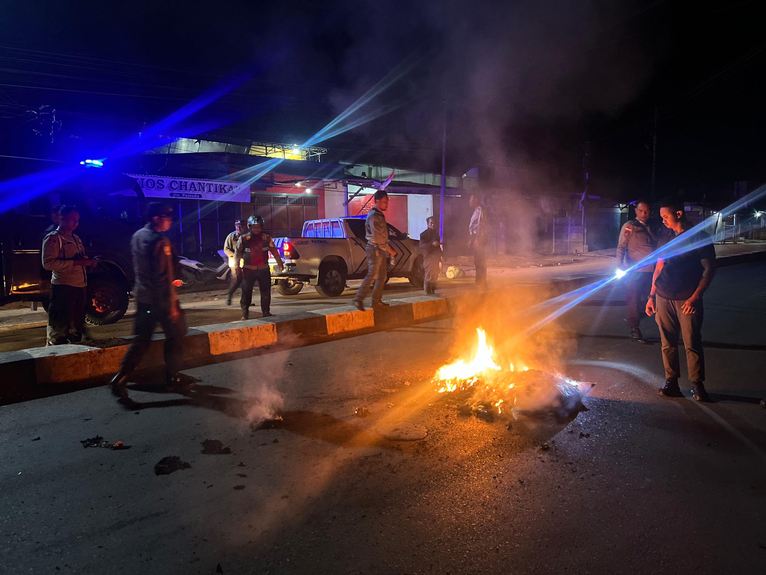 Onggokan sampah yang dibakar di tengah jalan tepatnya di Pasar Baru, Kelurahan Kamundu, Kabupaten Merauke – Surya Papua/IST