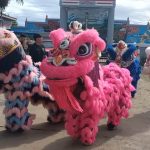 Atraksi Barongsai dalam perayaan misa inkulturasi Etnis Tionghoa di Gereja Santa Theresia Buti – Surya Papua/Frans Kobun