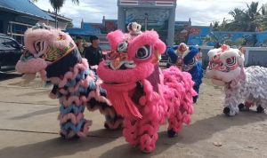 Atraksi Barongsai dalam perayaan misa inkulturasi Etnis Tionghoa di Gereja Santa Theresia Buti – Surya Papua/Frans Kobun