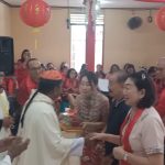 Penyerahan bantuan dana oleh Etnis Tionghoa kepada Pastor Paroki Santa Theresia Buti – Surya Papua/Frans Kobun