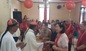 Penyerahan bantuan dana oleh Etnis Tionghoa kepada Pastor Paroki Santa Theresia Buti – Surya Papua/Frans Kobun