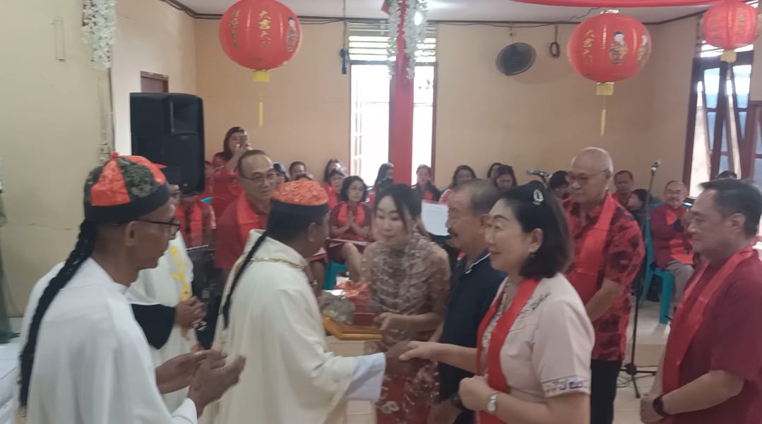 Penyerahan bantuan dana oleh Etnis Tionghoa kepada Pastor Paroki Santa Theresia Buti – Surya Papua/Frans Kobun
