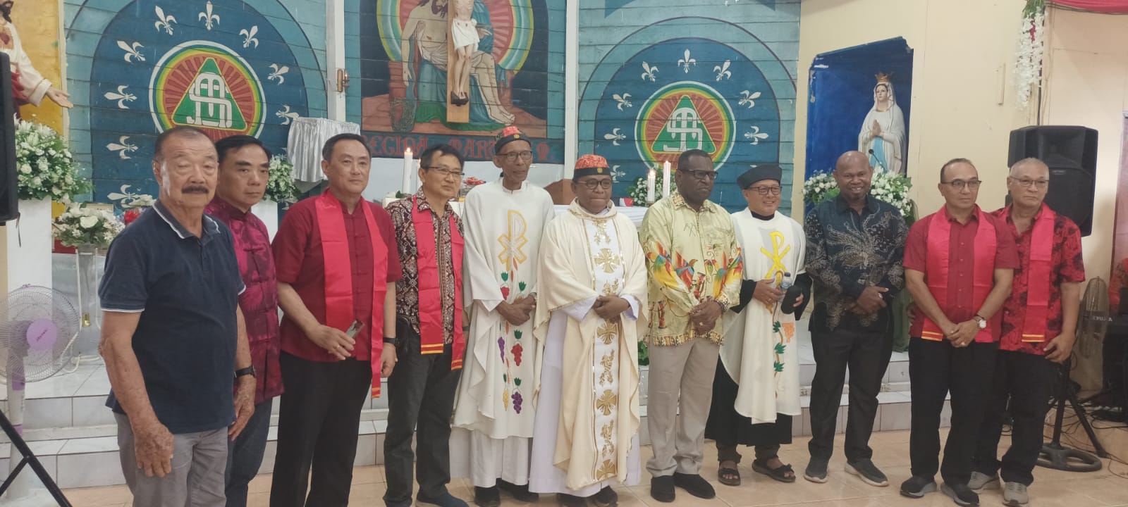 Foto bersama para pastor dan para sesepuh Etnis Tionghoa usai penyerahan bantuan dana – Surya Papua/Frans Kobun
