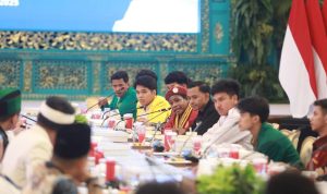 Ketua PP PMKRI, Susana Kandaimu sedang bicara saat pertemuan bersama Mensesneg- Surya Papua/IST