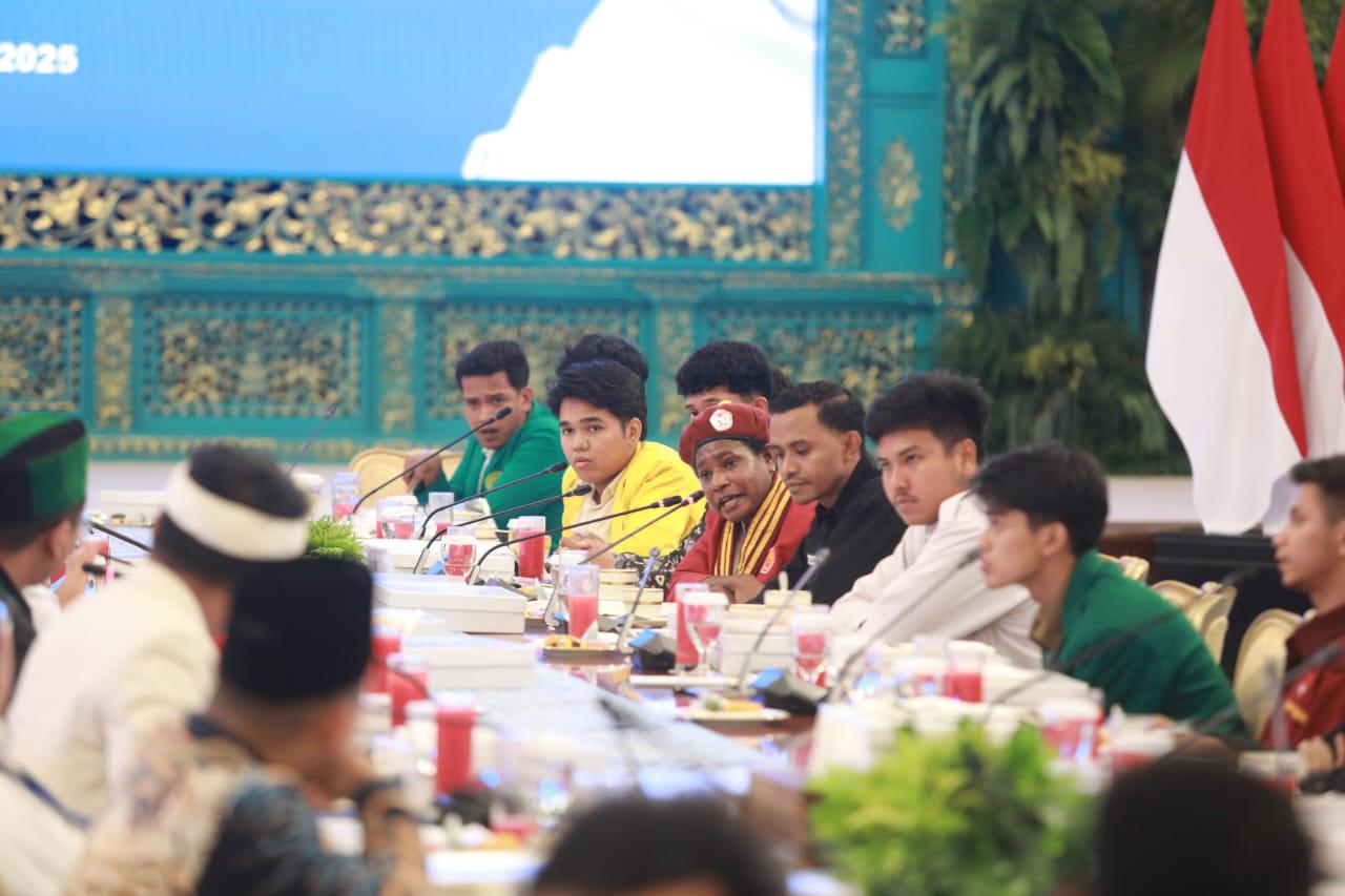 Ketua PP PMKRI, Susana Kandaimu sedang bicara saat pertemuan bersama Mensesneg- Surya Papua/IST