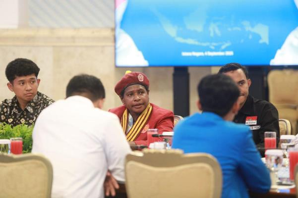 Penyampaian tujuh tuntutan PMKRI saat pertemuan dengan Mensesneg – Surya Papua/IST