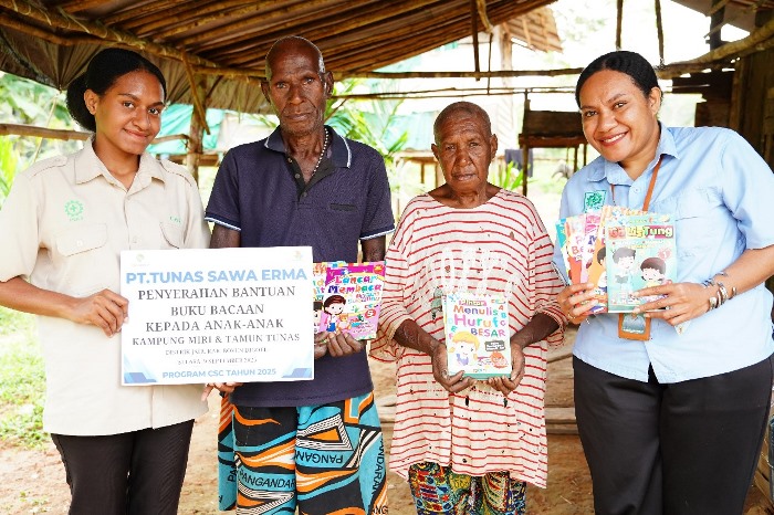 Pemberian buku pelajaran bagi anak didik SD di dua kampung di Distrik Jair, Kabupaten Boven Digoel – Surya Papua/IST