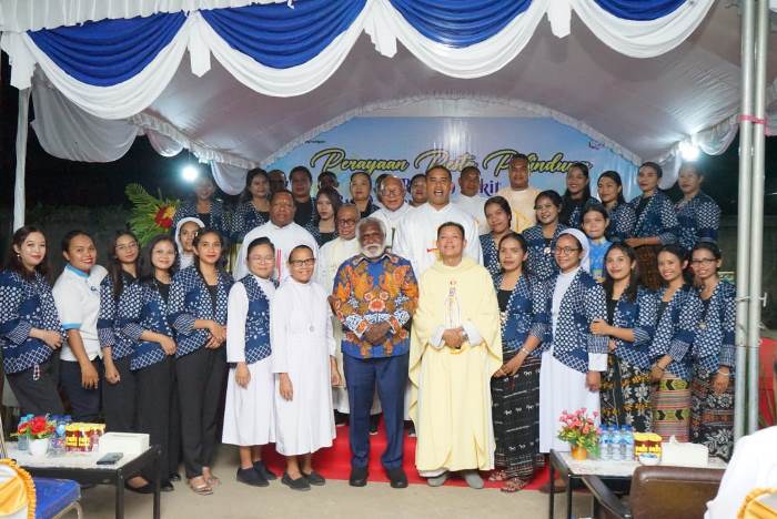 Wakil Gubernur Papua Selatan, Paskalis Imadawa foto bersama tenaga medis di RS Bunda Pengharapan- Surya Papua/IST