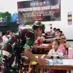 Dandim 1707-Merauke, Letkol Czi Dili Eko sedang berdialog dengan anak didik di SD YPPK Don Boscho Budhi Mulia – Surya Papua/IST
