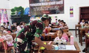 Dandim 1707-Merauke, Letkol Czi Dili Eko sedang berdialog dengan anak didik di SD YPPK Don Boscho Budhi Mulia – Surya Papua/IST
