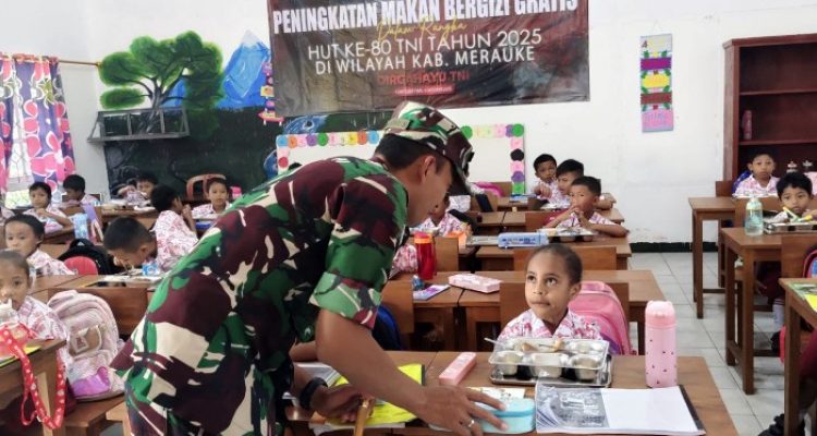 Dandim 1707-Merauke, Letkol Czi Dili Eko sedang berdialog dengan anak didik di SD YPPK Don Boscho Budhi Mulia – Surya Papua/IST