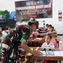 Dandim 1707-Merauke, Letkol Czi Dili Eko sedang berdialog dengan anak didik di SD YPPK Don Boscho Budhi Mulia – Surya Papua/IST
