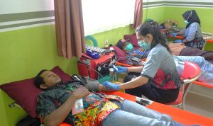 Kegiatan donor darah yang dilalngsungkan di Klinik TSE Group, Kabupaten Boven Digoel beberapa hari lalu – Surya Papua/IST