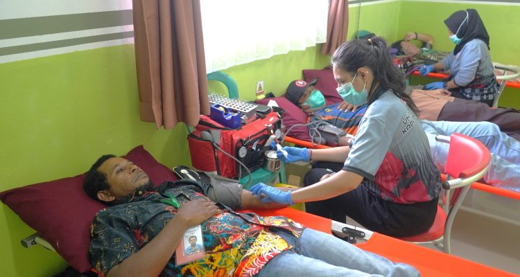 Kegiatan donor darah yang dilalngsungkan di Klinik TSE Group, Kabupaten Boven Digoel beberapa hari lalu – Surya Papua/IST
