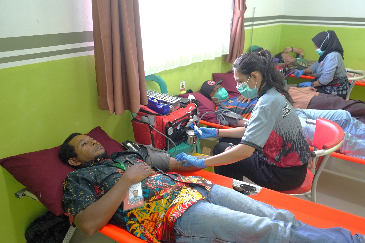 Kegiatan donor darah yang dilalngsungkan di Klinik TSE Group, Kabupaten Boven Digoel beberapa hari lalu – Surya Papua/IST