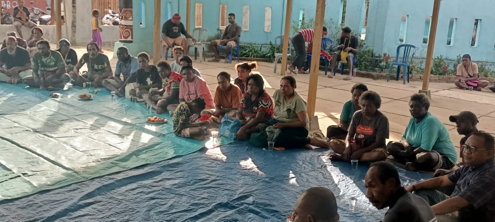 Mama-Mama yang menghadiri pertemuan membahas untuk persiapan peletakan batu pertama pembangunan Gereja santa Theresia Buti – Surya Papua/Frans Kobun