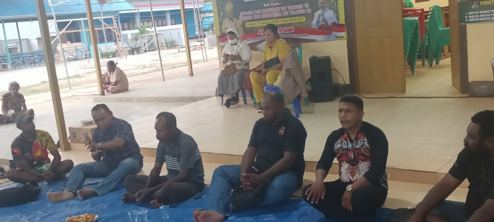 Pastor Paroki Santa Theresia Buti, Simon Petrus Matruty sedang bicara – Surya Papua/Frans Kobun
