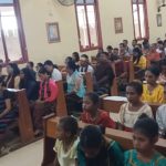 Masyarakat Flobamora yang memadati Gereja Santa Theresia Buti dalam perayaan misa inklulturasi – Surya Papua/Frans Kobun