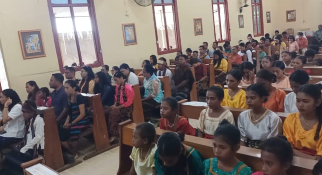 etnis 1 Masyarakat Flobamora yang memadati Gereja Santa Theresia Buti dalam perayaan misa inklulturasi – Surya Papua/Frans Kobun