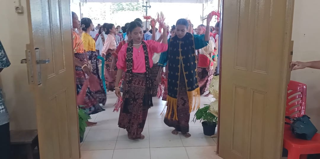 Tarian salah satu sub  tungku dalam perarakan pada perayaan misa inkulturasi Etnis Flobamora – Surya Papua/Frans Kobun