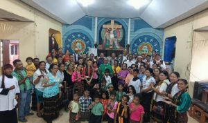 Masyarakat Etnis Flobamora dalam perayaan misa inkulturasi di Gereja Santa Theresia Buti – Surya Papua/Frans Kobun