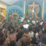 Gubernur Papua Selatan, Apolo Safanpo saat digotong umat Asmat – Surya Papua/Frans Kobun