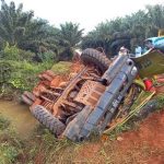 Truk pengangkut minyak kelapa sawit yang terguling akibat jalan licin – Surya Papua/IST